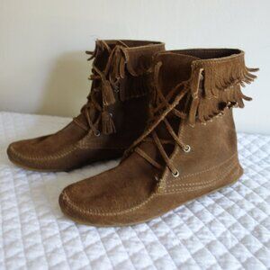 MINNETONKA Double Fringe Suede Lace-Up Ankle Tramper Moccasin Boot – 7